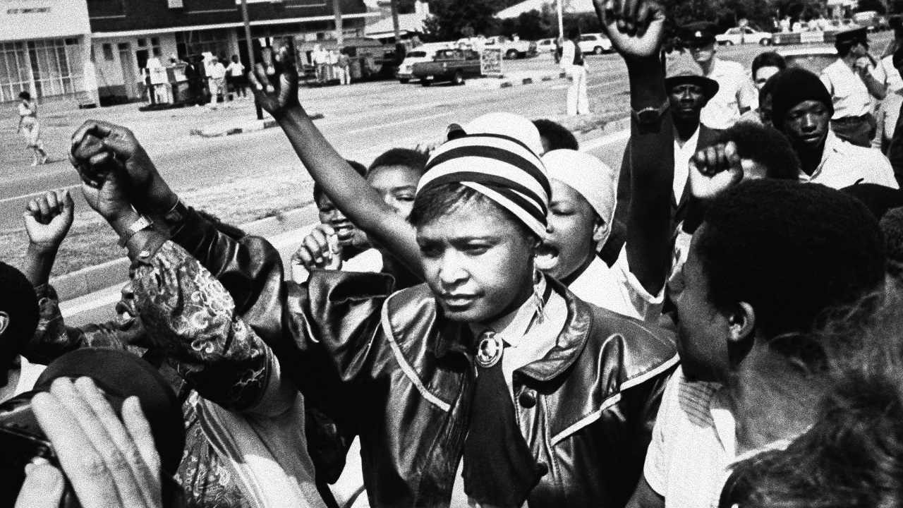 نلسون ماندلا 27 سال در زندان بود و در این دوران وینی بارها بازداشت شد و 9 سال به تبعید فرستاده شد
